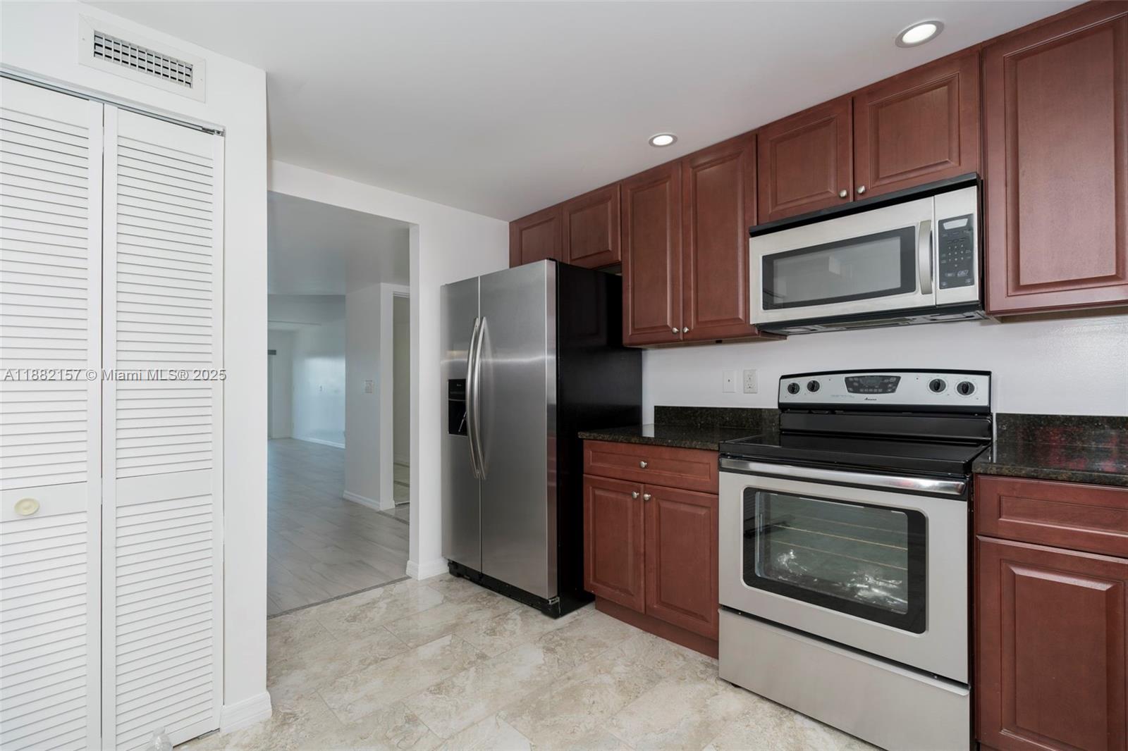 LAKE HARBOUR TOWERS CONDO - Residential