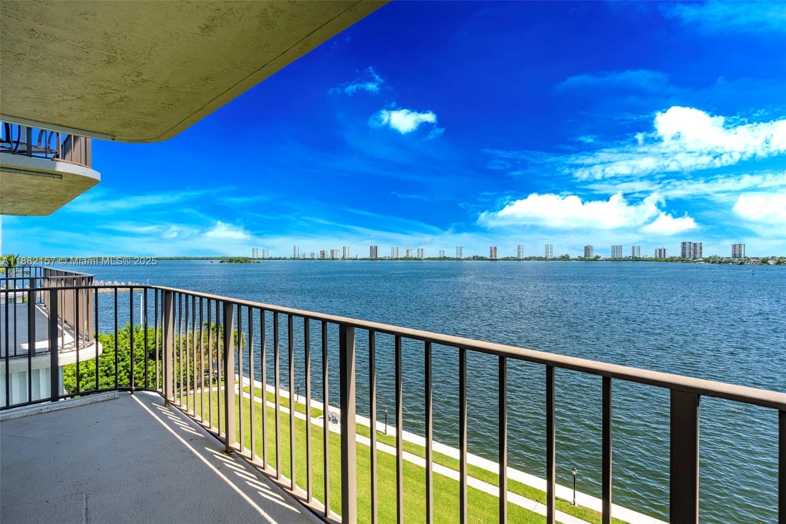 LAKE HARBOUR TOWERS CONDO - Residential
