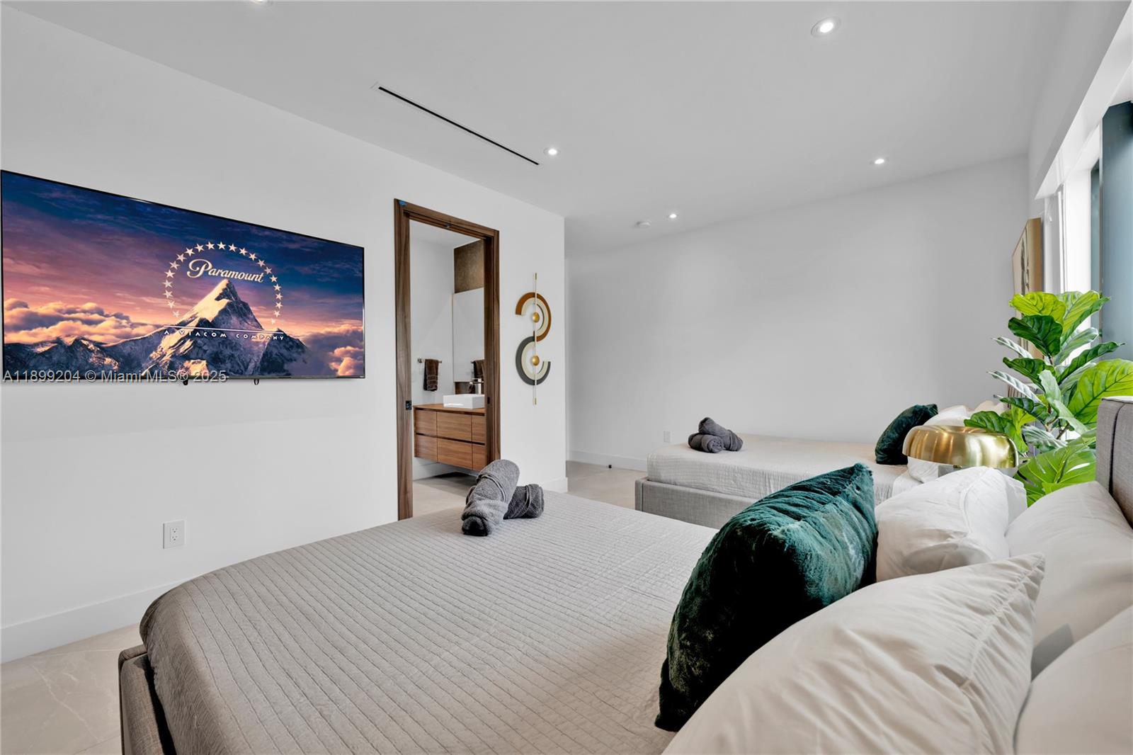 HIGHLAND WOODS SEC 2 - Residential Lease