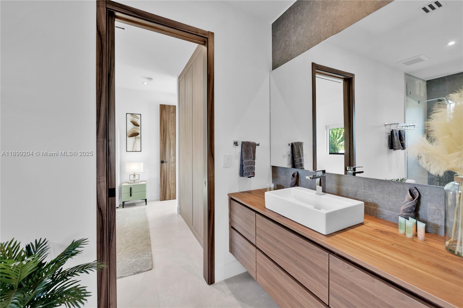 HIGHLAND WOODS SEC 2 - Residential Lease