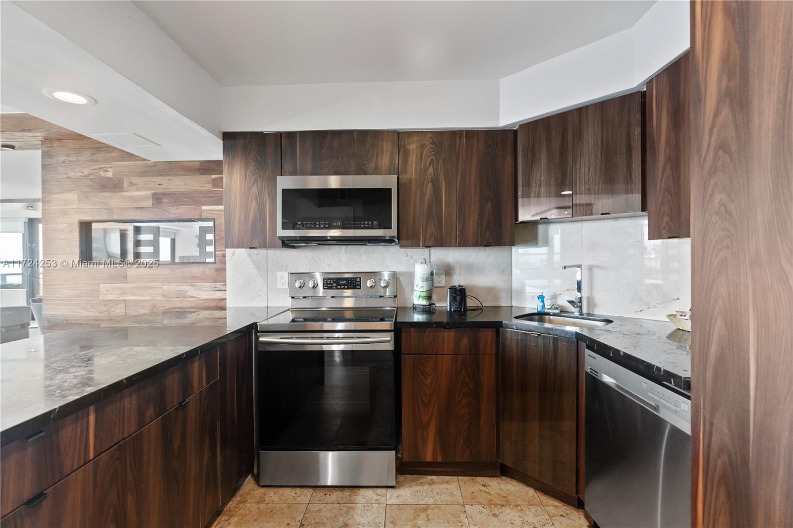 THE ALEXANDER CONDO - Residential