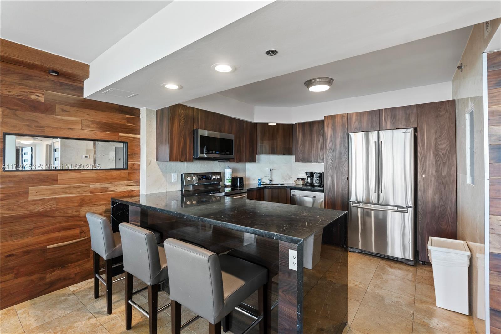 THE ALEXANDER CONDO - Residential