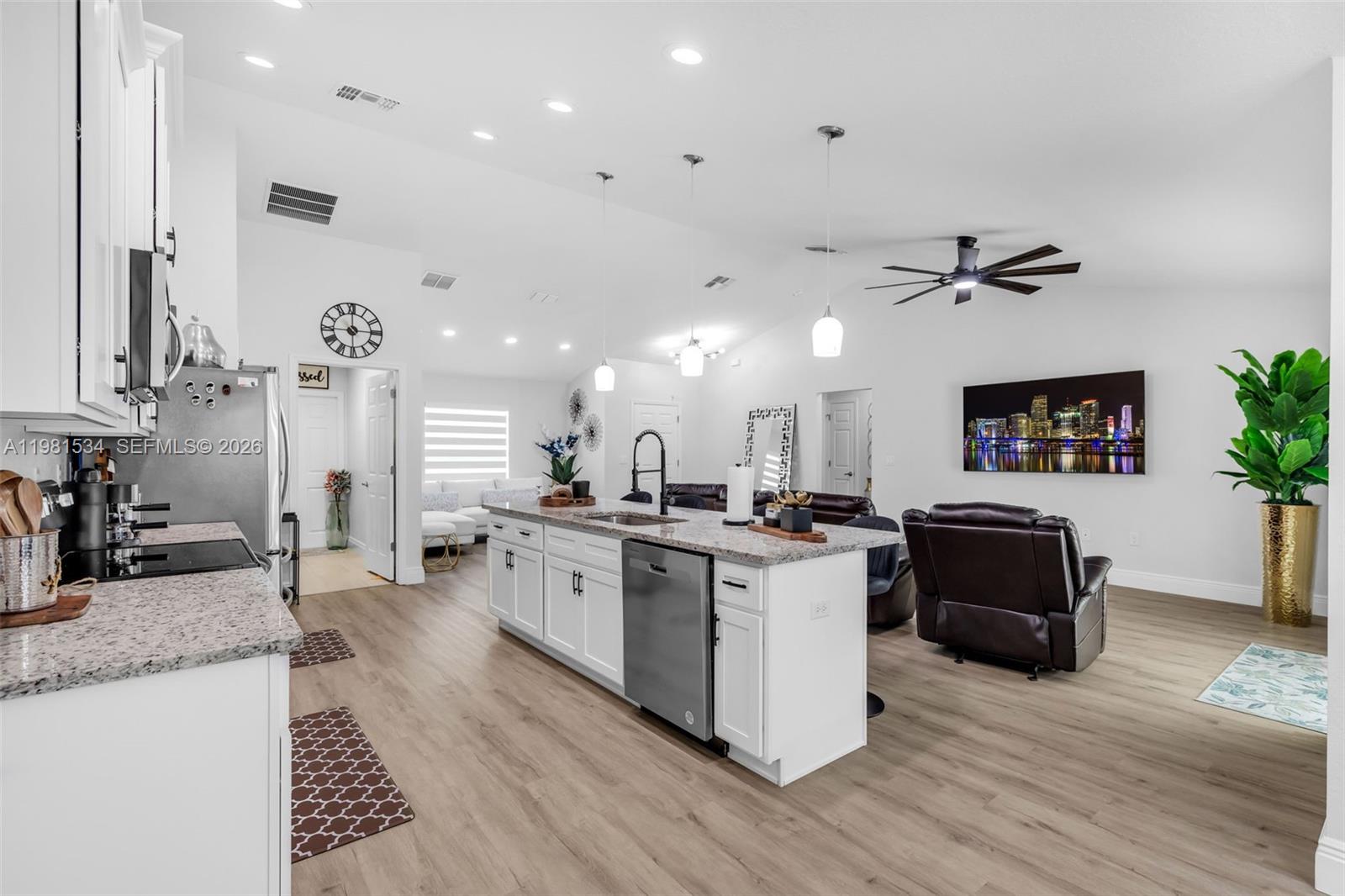 ROLLING HILLS UNIT 4 HILLS - Residential