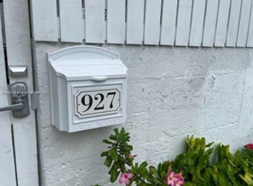 This Great Spacious 1 bedroom 1 bath fully furnished ready to move in - Old-Town.  Walking distance to beaches and Duval Street.   Unmetered street parking.