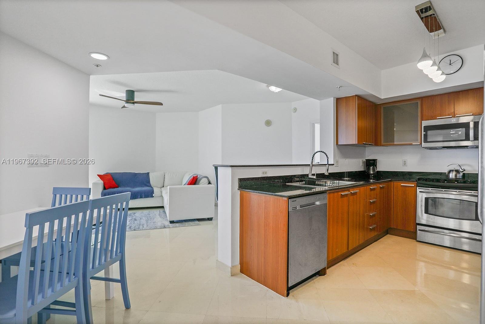 LA PERLA CONDO - Residential Lease