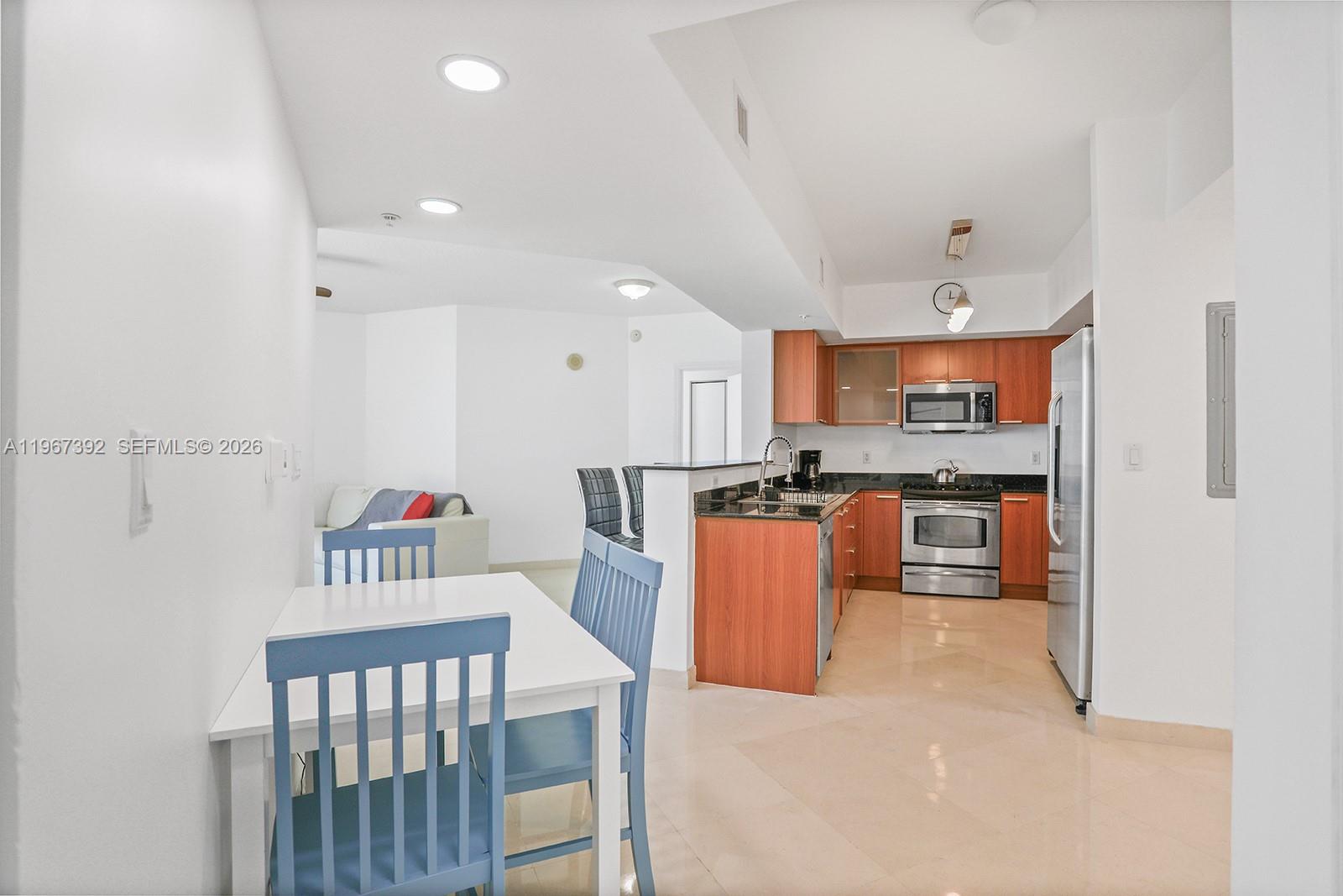 LA PERLA CONDO - Residential Lease