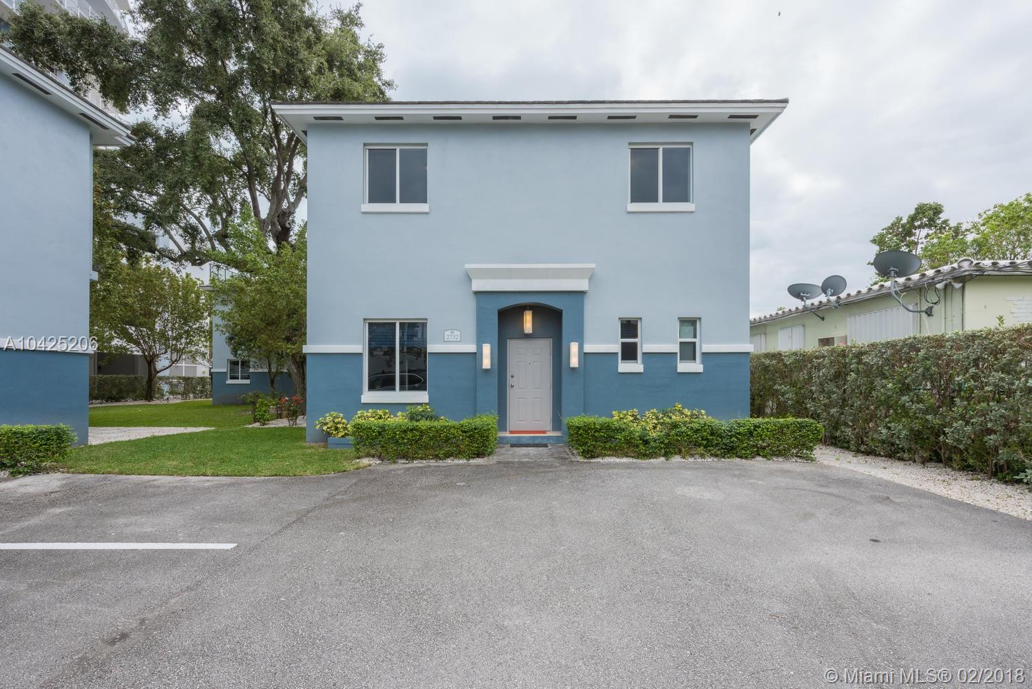 Pretty cool opportunity to live in a townhome with all the amenities of a Condo building. Home is located directly
behind Gateway to the Grove within a cluster of 4 units with a very short stroll to Pool / Gym and Community
Room. Take advantage of this private location even though it is centrally located to all of Miami’s “to do’s”. 2
story, 3 Bed / 2.5 Bath unit features an open first floor layout with a sweet high end kitchen and with sliders
opening to nice patio area makes entertaining a must. All bedrooms are upstairs and master opens to a nice
balcony overlooking shaded garden. If you are looking for low maintenance place, this is worth a peek.