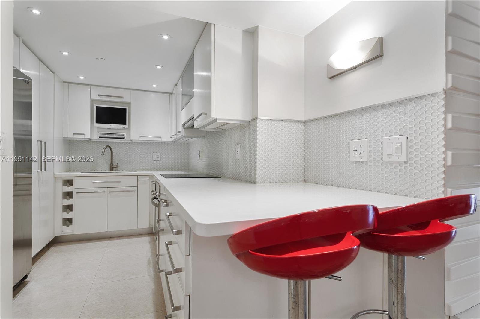 2401 Collins Ave 1110