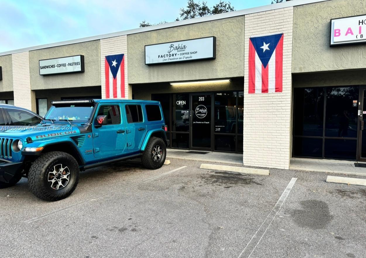 Tremendous investment opportunity for the new owner to invest in a Bakery - restaurant in Tampa Florida ,(Confidential sale, please do not talk to employees) in a space with more than 20 years of operation and with great advantages such as its location, complete equipment, ample parking , food offerings and opportunity for growth. It is located on a high-traffic main avenue with High volume of potential customers Just minutes from the international airport. Opportunity to obtain E2 USA investor visa
