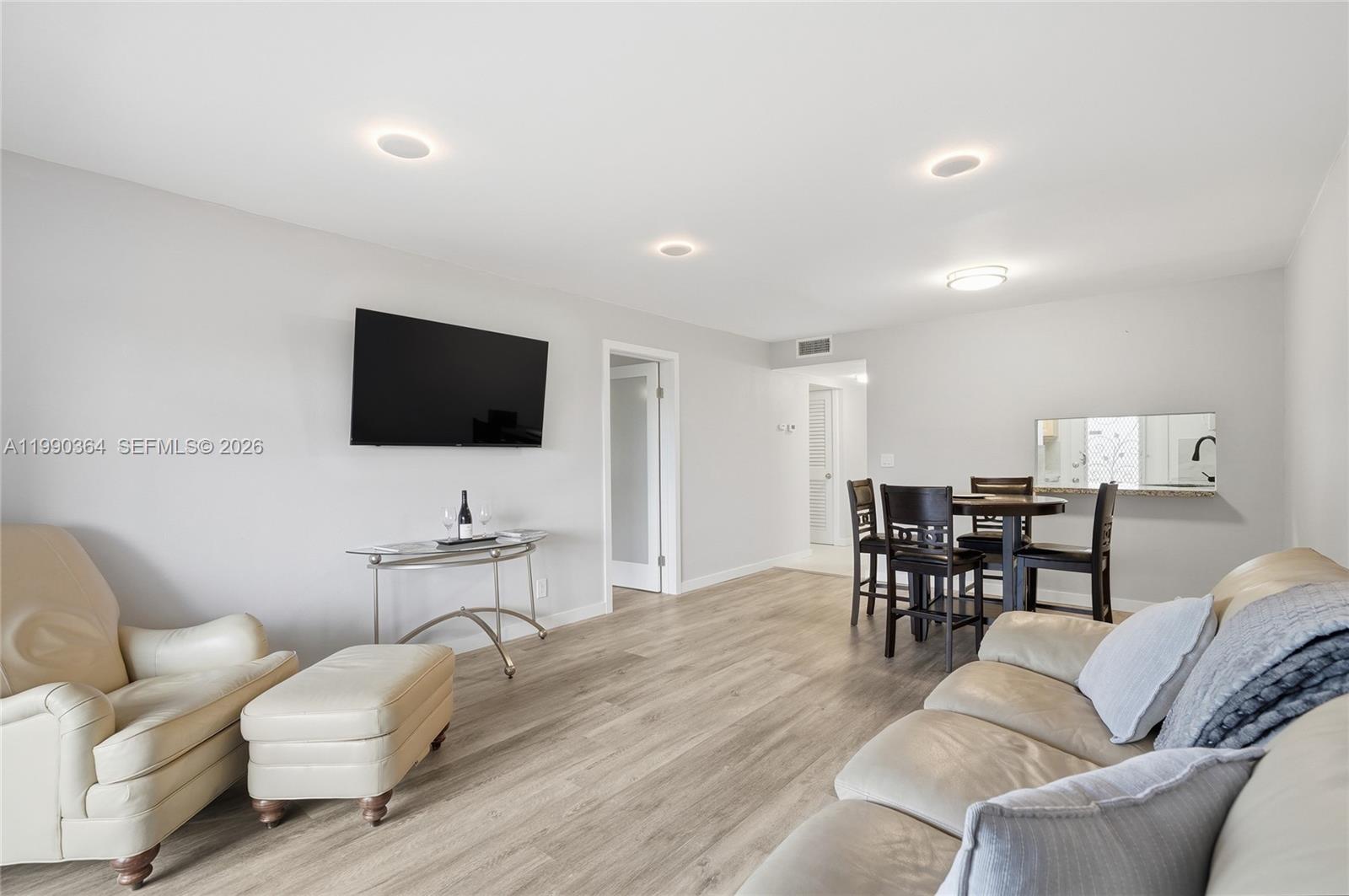 HILLCREST COUNTRY CLUB AP - Residential