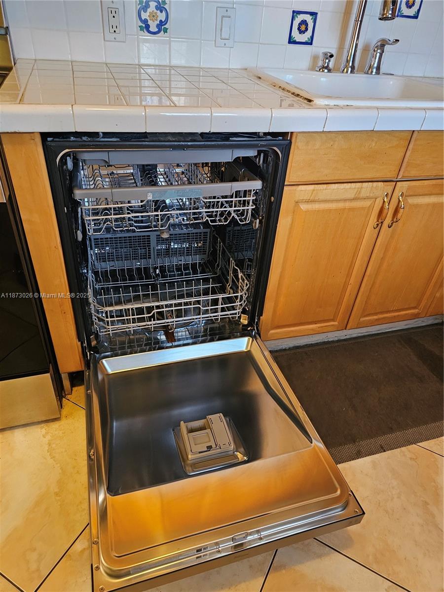 BISCAYA IV CONDO - Residential