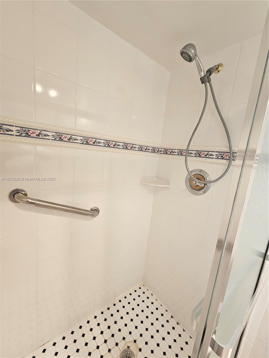 BISCAYA IV CONDO - Residential