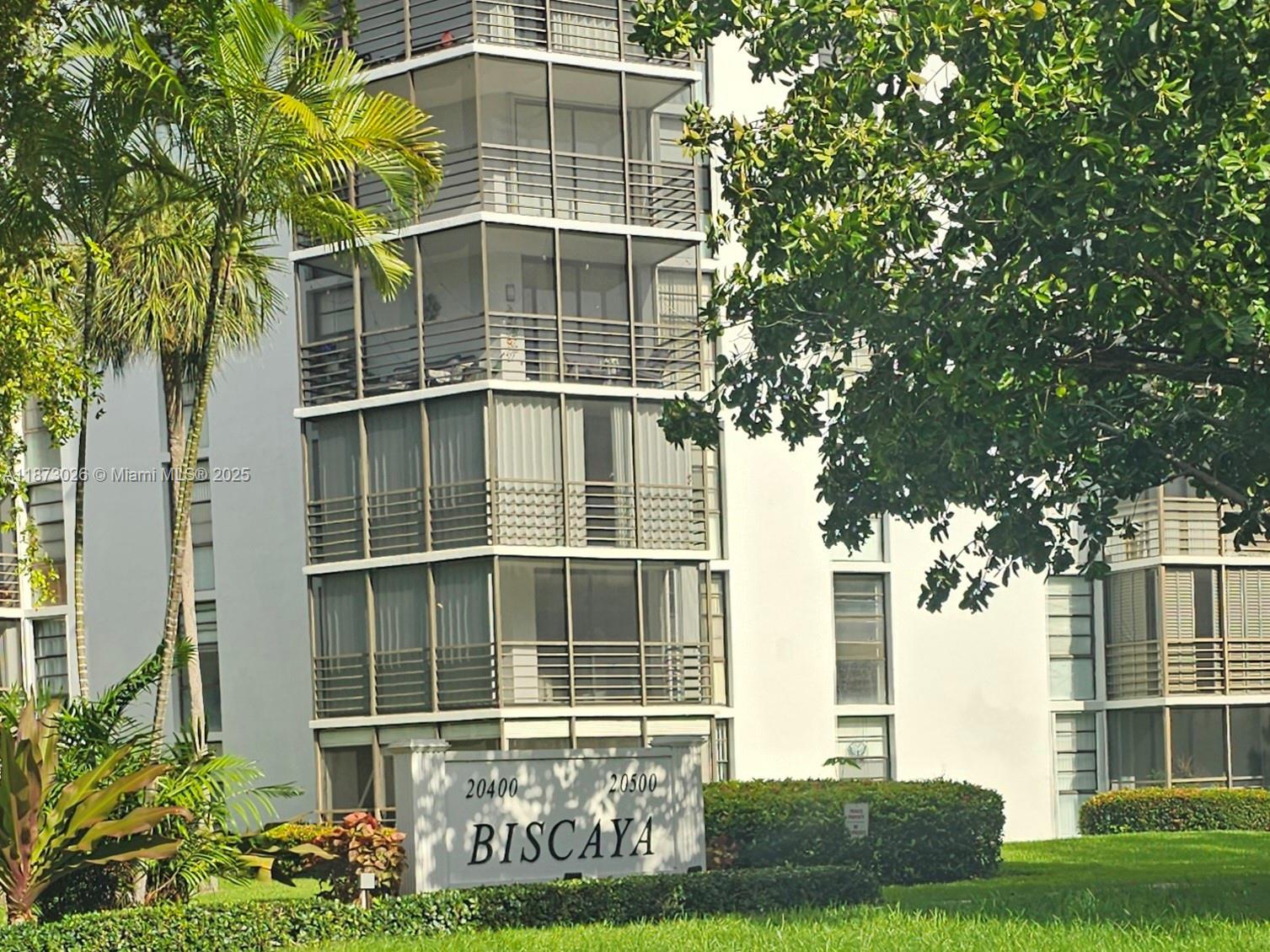 Corner, high floor, excellent views of Turnberry Country Club and Soffer Circle! This split level 2 bedroom and 2 bath is a rare find.
The Biscaya is a 55+ active community near everything; Aventura Mall, The Brightline, the Beaches, banks, houses of worship and plenty of eateries. Hurry!
Call or Text Listing agent for immediate showings.