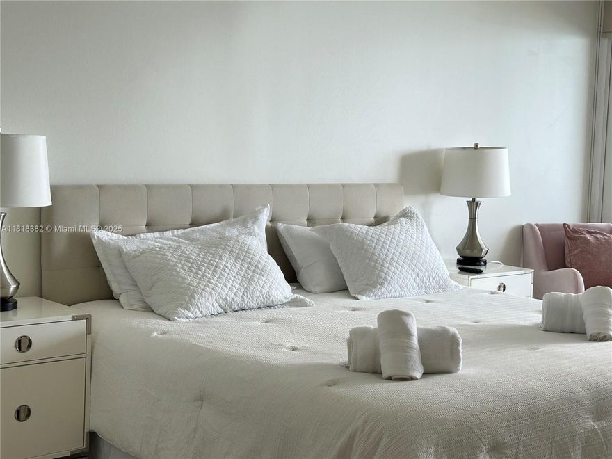 Available September 1st – short term, minimum 3 months. Fully furnished 1-bedroom apartment on the 23rd floor with stunning Biscayne Bay views. Tastefully decorated and fully equipped with linens, towels, kitchenware, and appliances—ready to feel like home. Located in Edgewater, right across from Margaret Pace Park, it is perfect for outdoor activities. The building features ground-floor retail, including restaurants, Starbucks, FedEx, and a pharmacy. Just minutes from the Design District, Wynwood, Downtown, Brickell, and Miami Beach. Ideal for seasonal rental, offering comfort, flexibility, and a prime location.