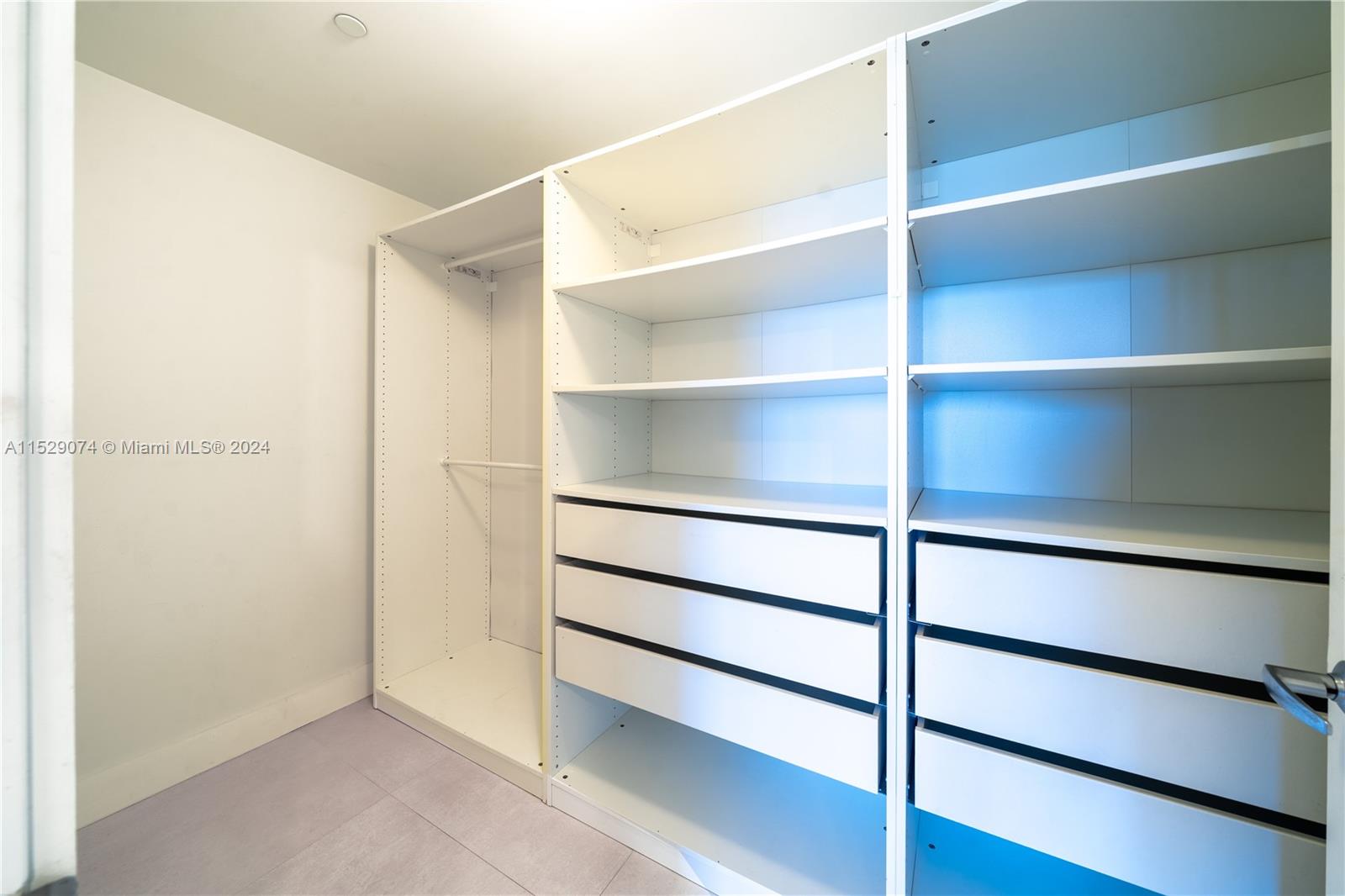 THE HARBOUR SOUTH CONDO - Residential