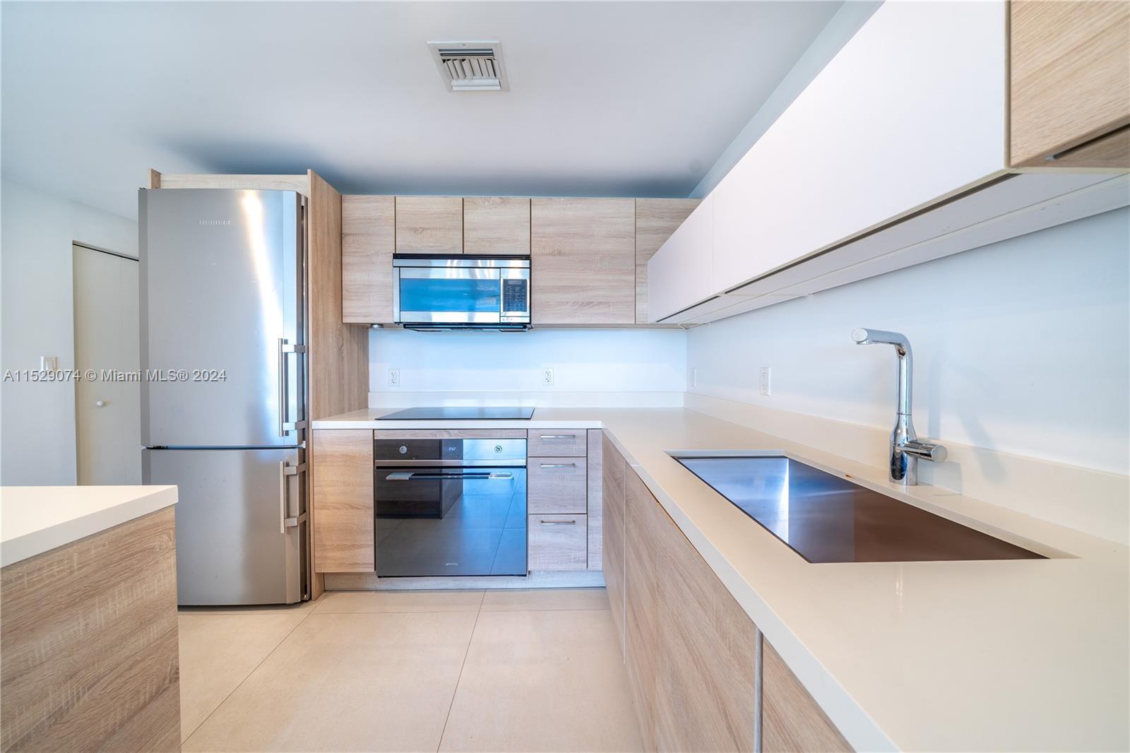 THE HARBOUR SOUTH CONDO - Residential