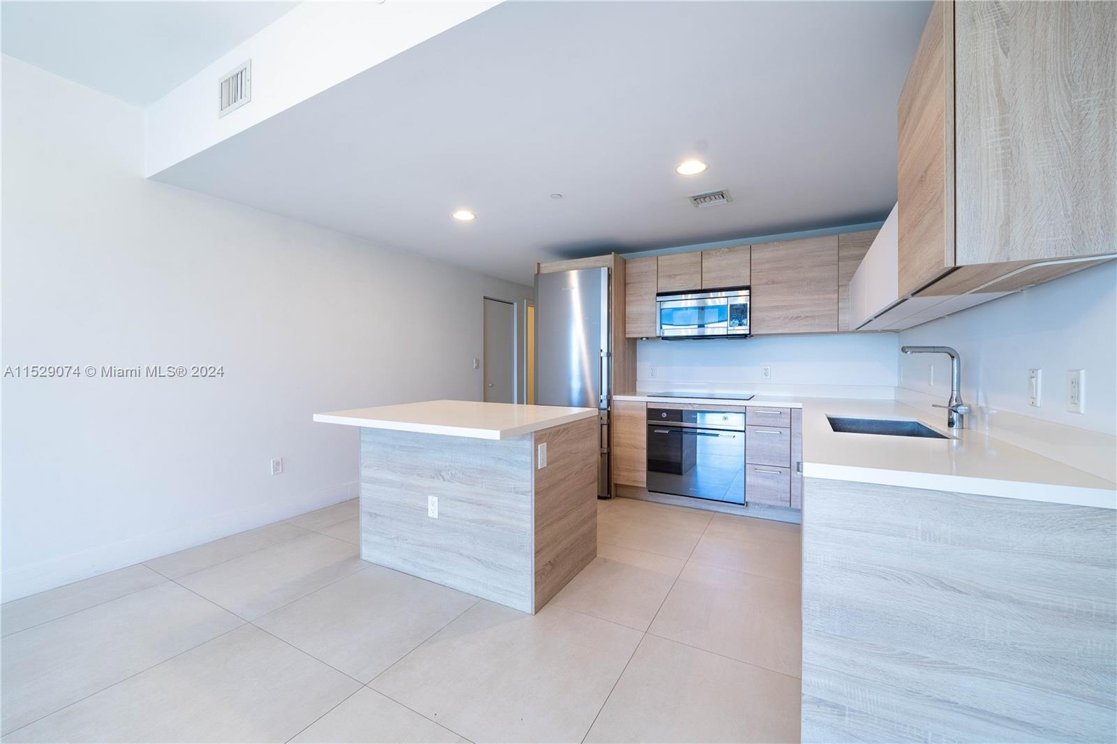 THE HARBOUR SOUTH CONDO - Residential