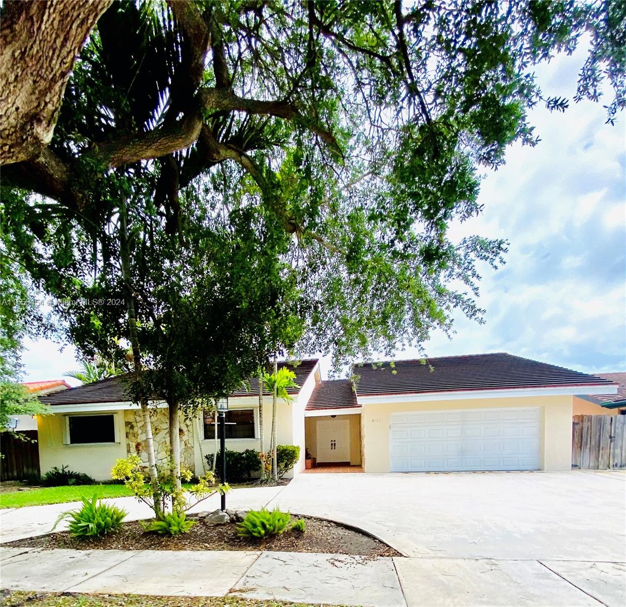 DAMIAN GALLOWAY ESTATES - Residential Lease