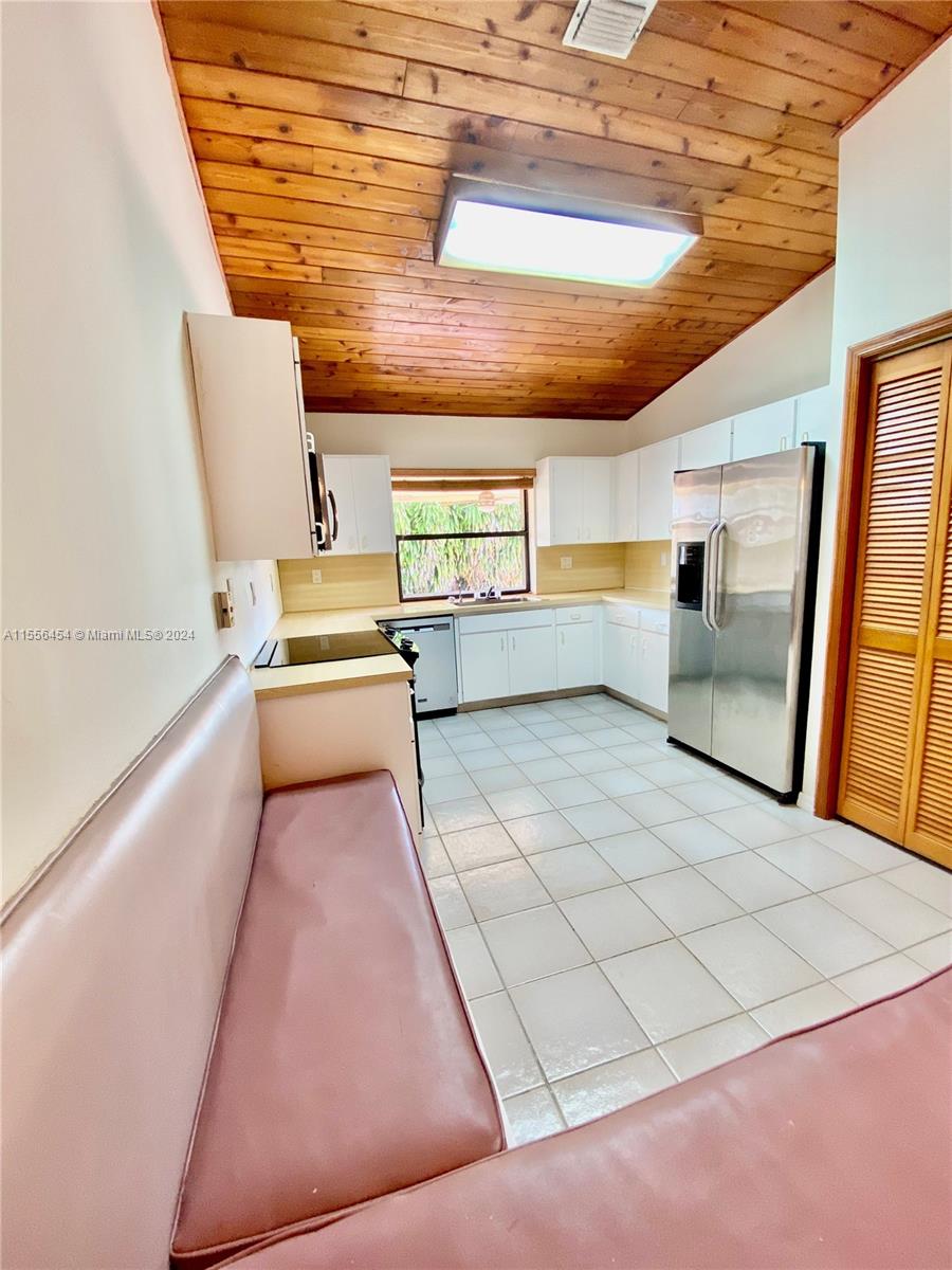 DAMIAN GALLOWAY ESTATES - Residential Lease