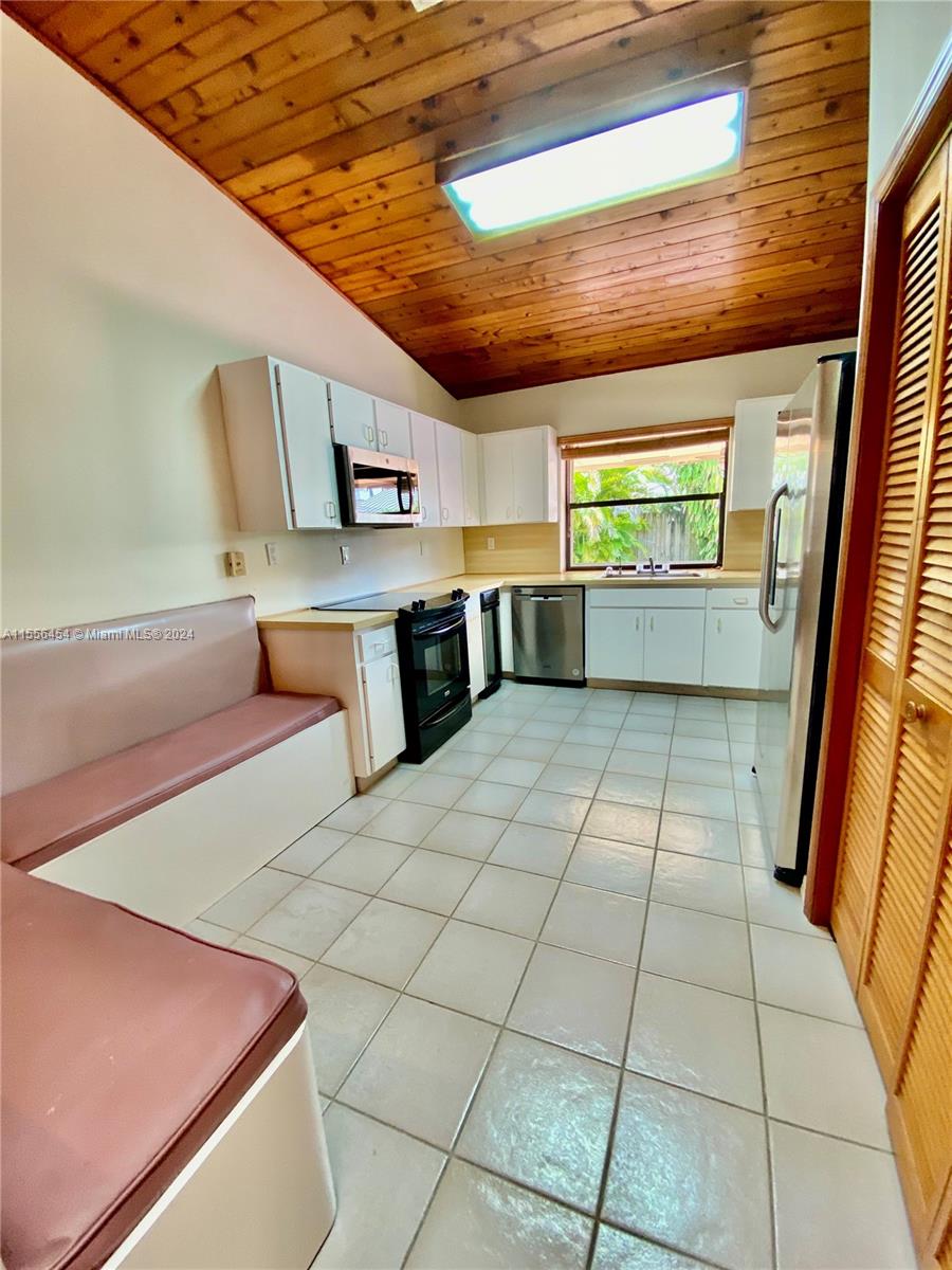 DAMIAN GALLOWAY ESTATES - Residential Lease