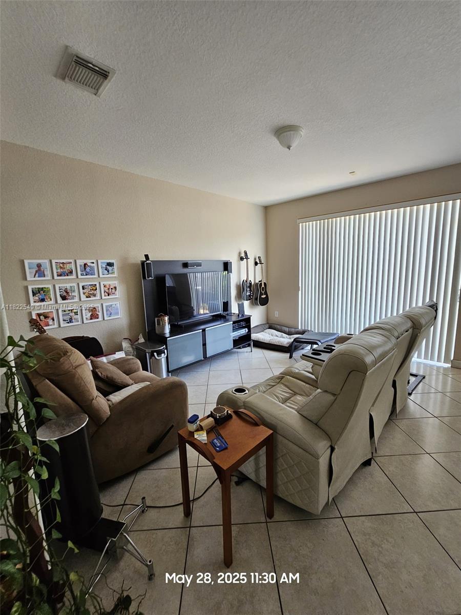 11401 NW 76th Ter