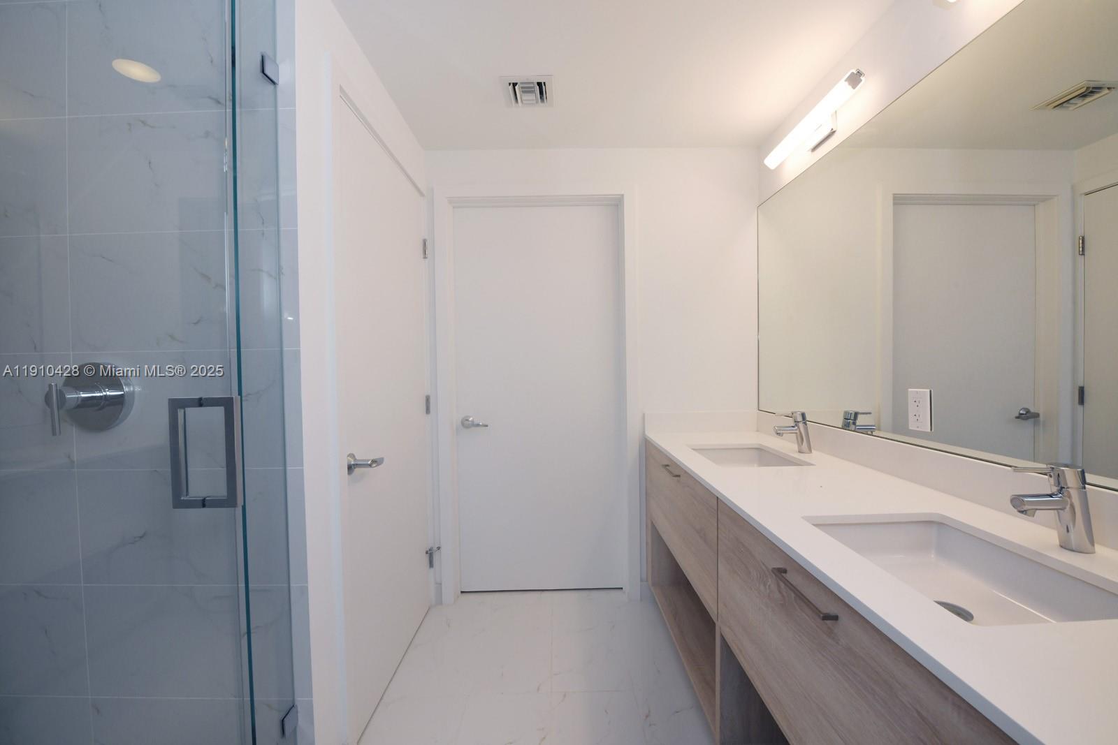 THE HARBOUR SOUTH CONDO - Residential