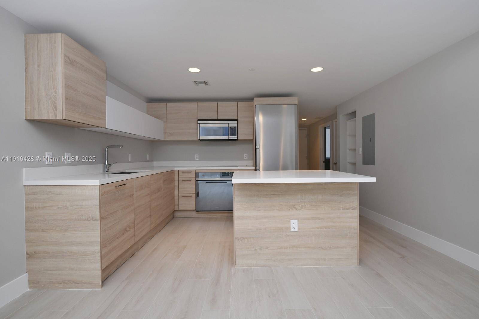 THE HARBOUR SOUTH CONDO - Residential