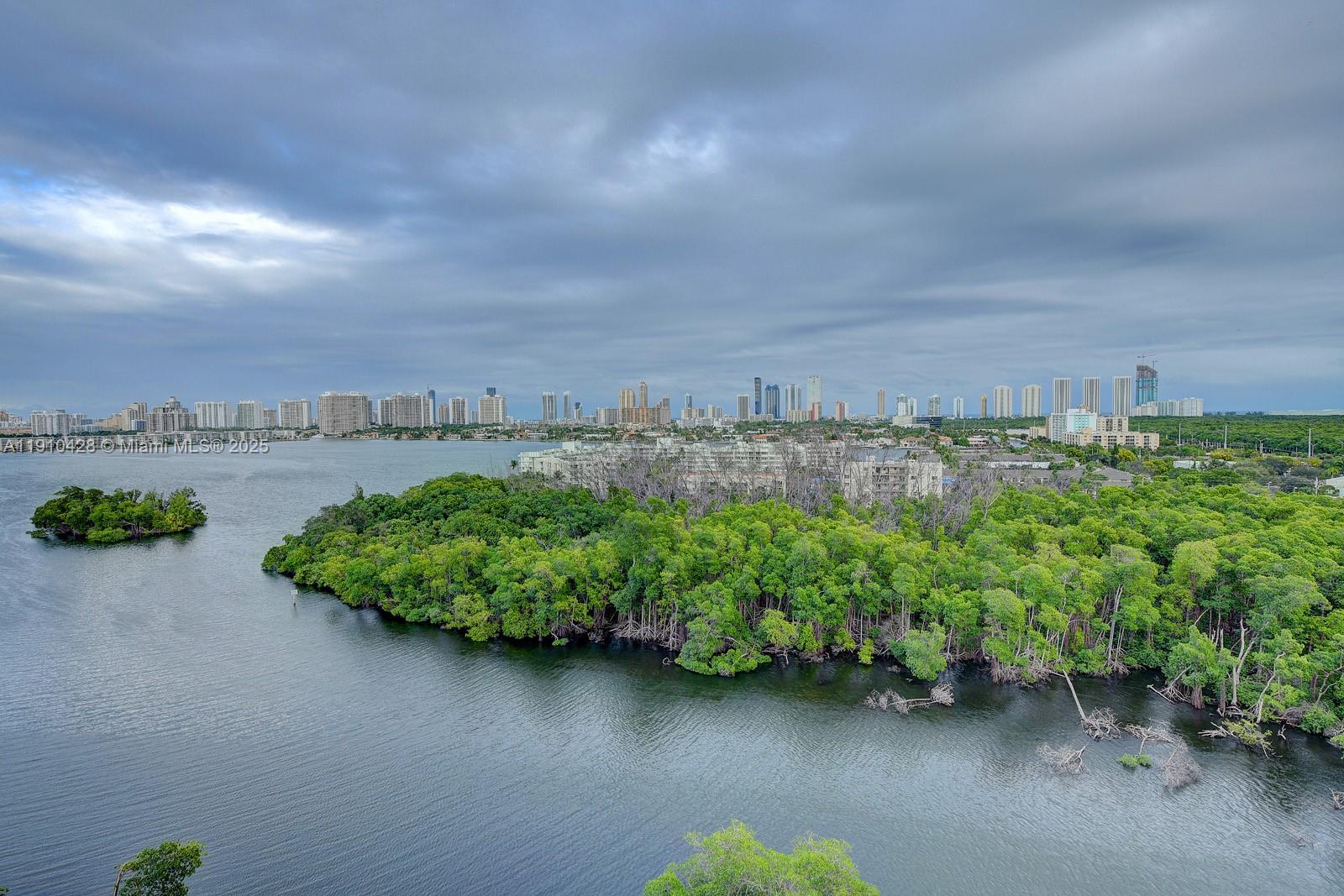 THE HARBOUR SOUTH CONDO - Residential