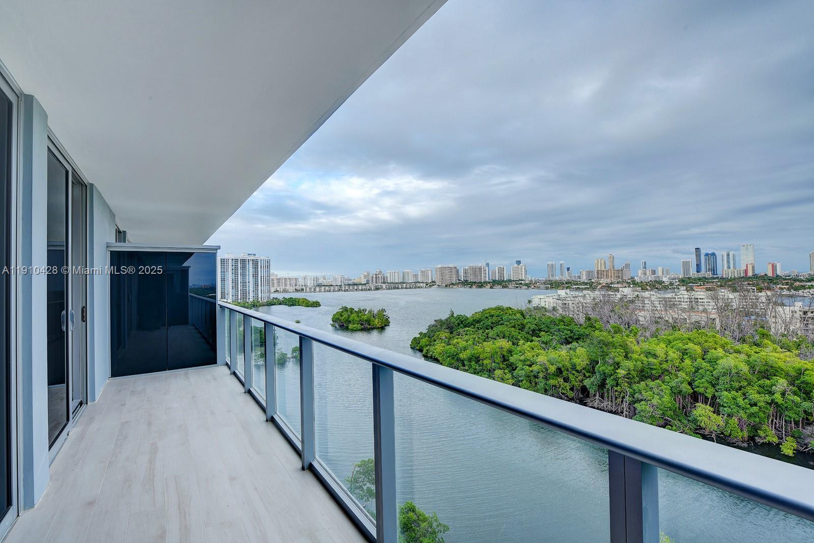 THE HARBOUR SOUTH CONDO - Residential