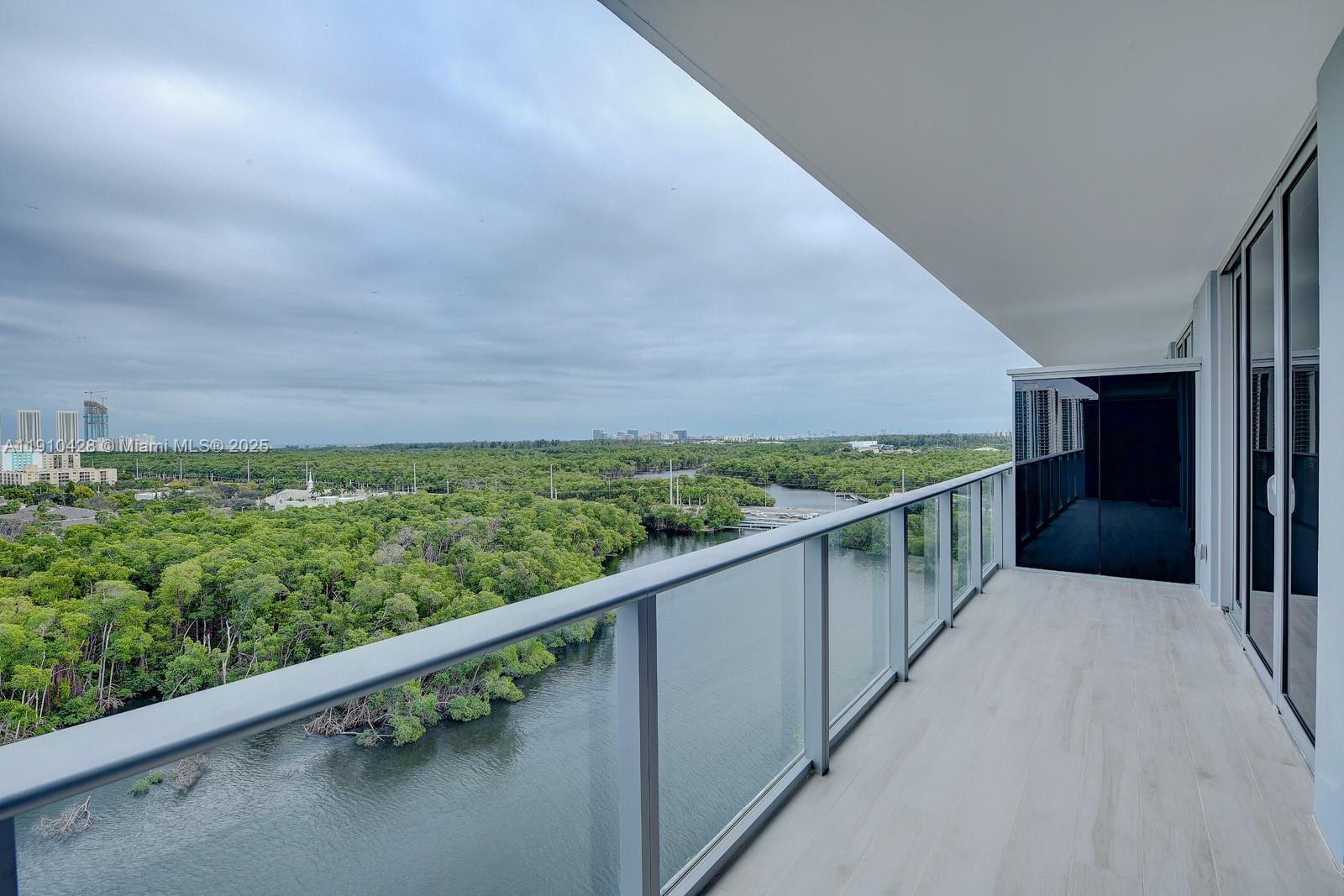 THE HARBOUR SOUTH CONDO - Residential