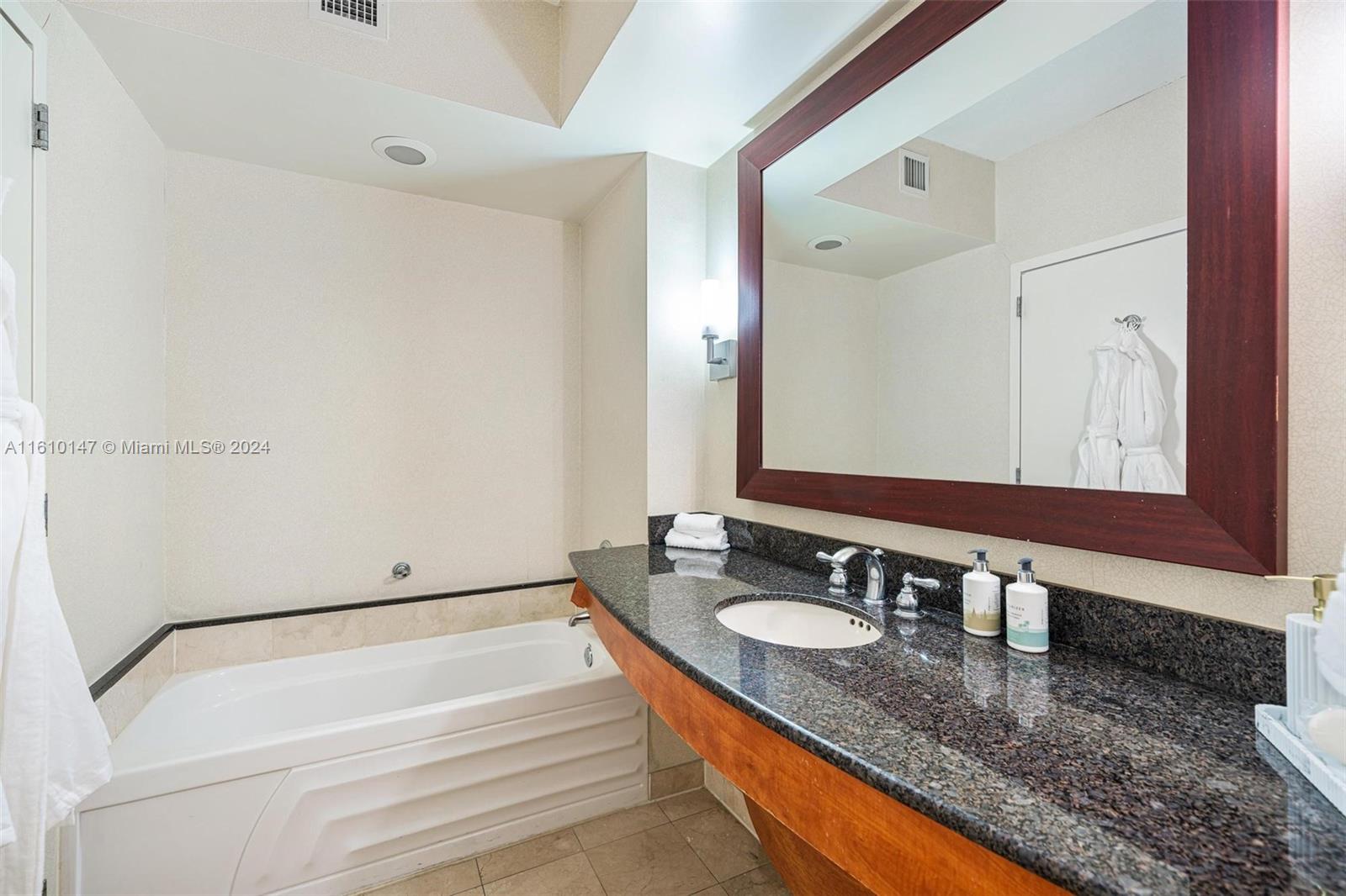 TRUMP INTERNATIONAL SONES - Residential