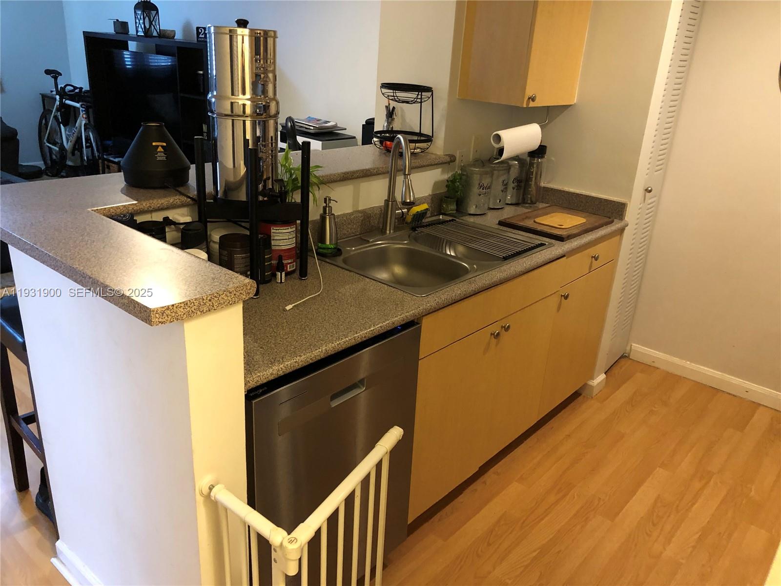 1919 Van Buren St 219A