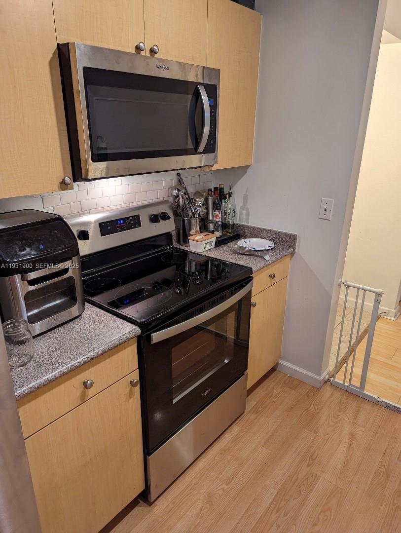 1919 Van Buren St 219A