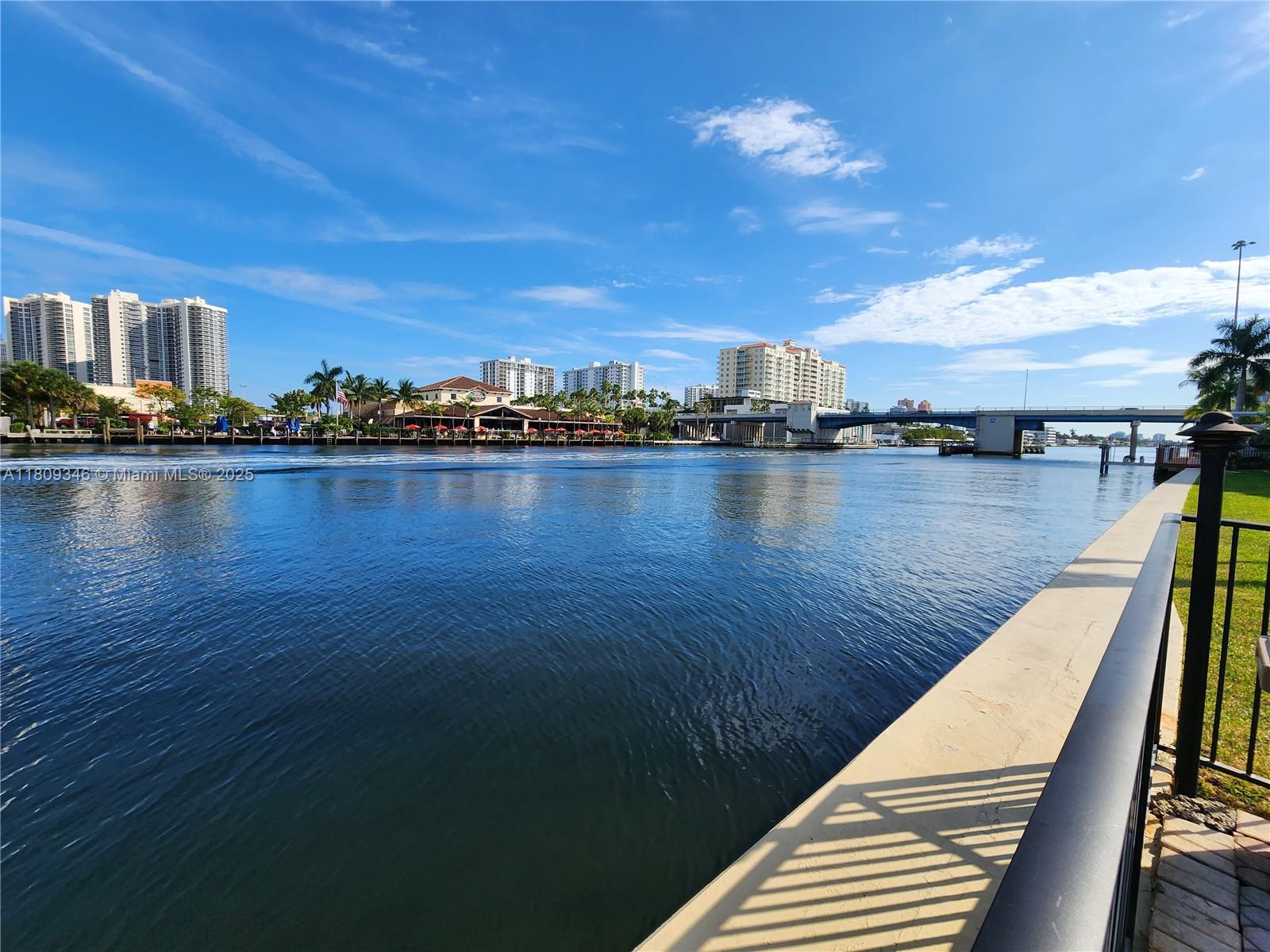 WATERSIDE ON THE INTRACOA - Residential