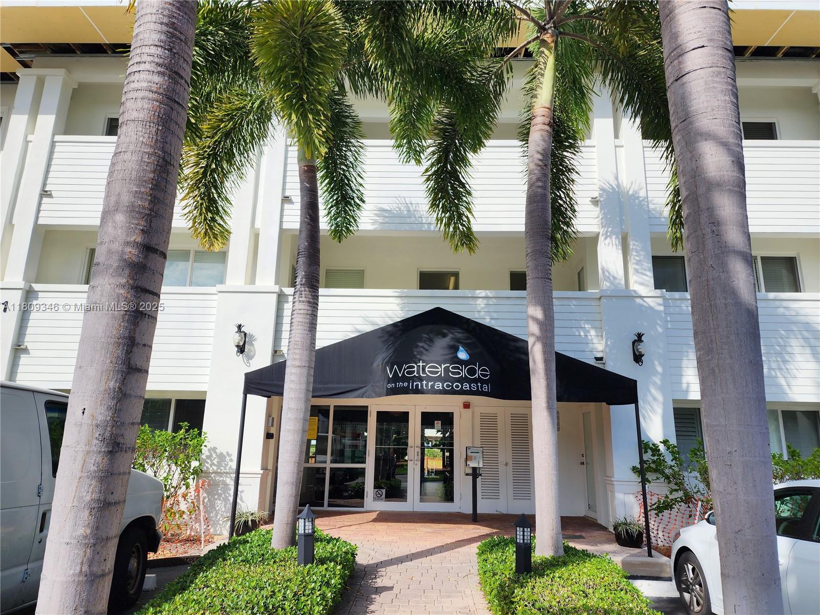 WATERSIDE ON THE INTRACOA - Residential