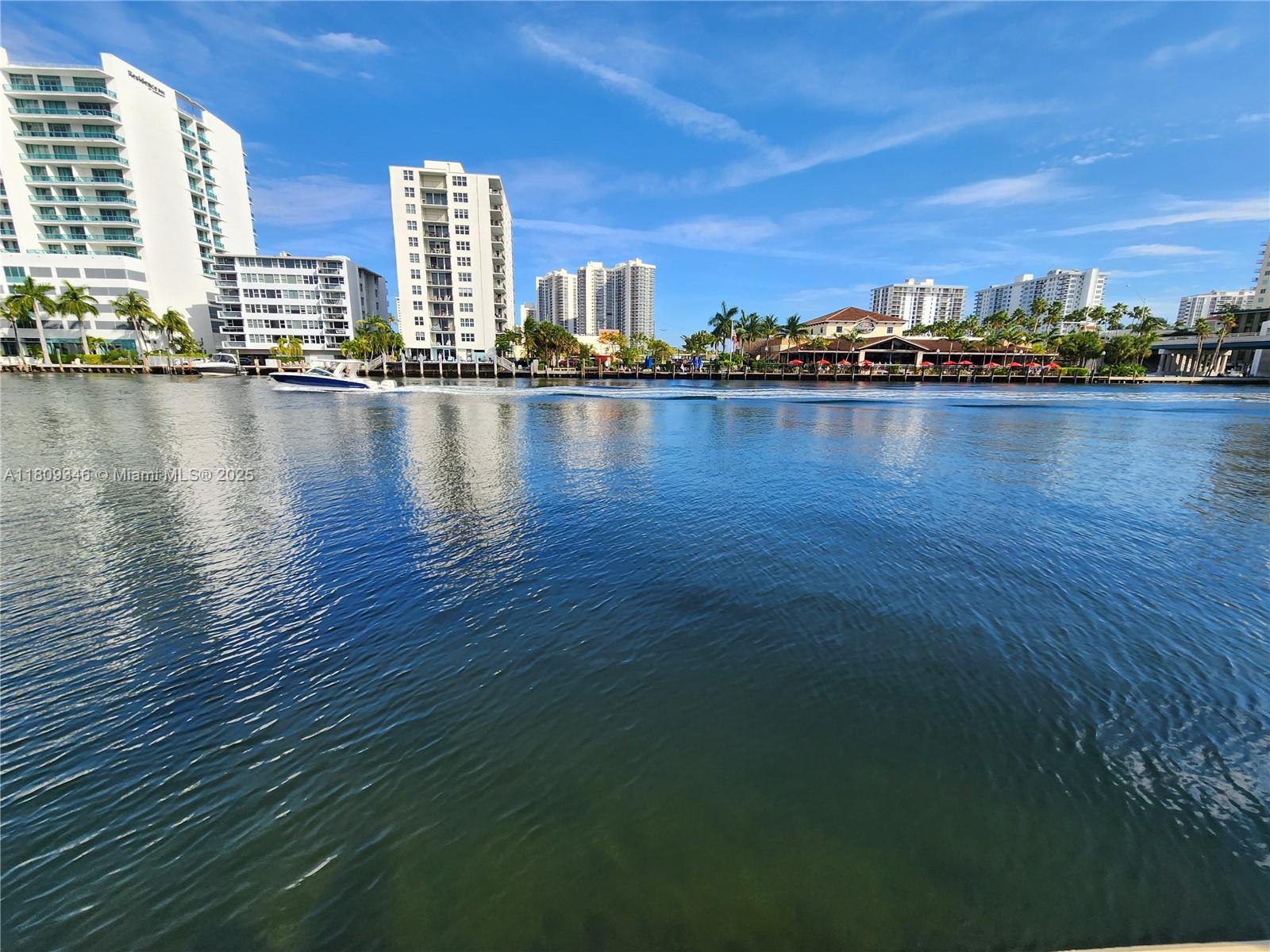 WATERSIDE ON THE INTRACOA - Residential