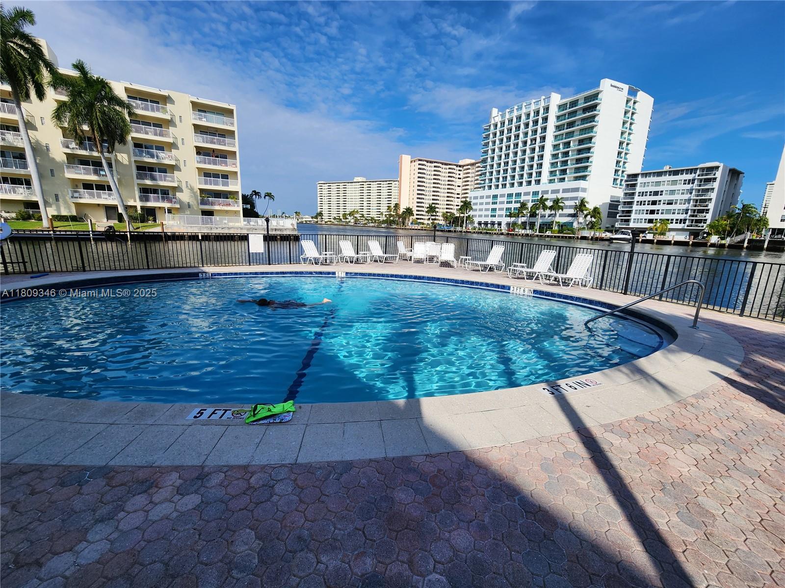 WATERSIDE ON THE INTRACOA - Residential