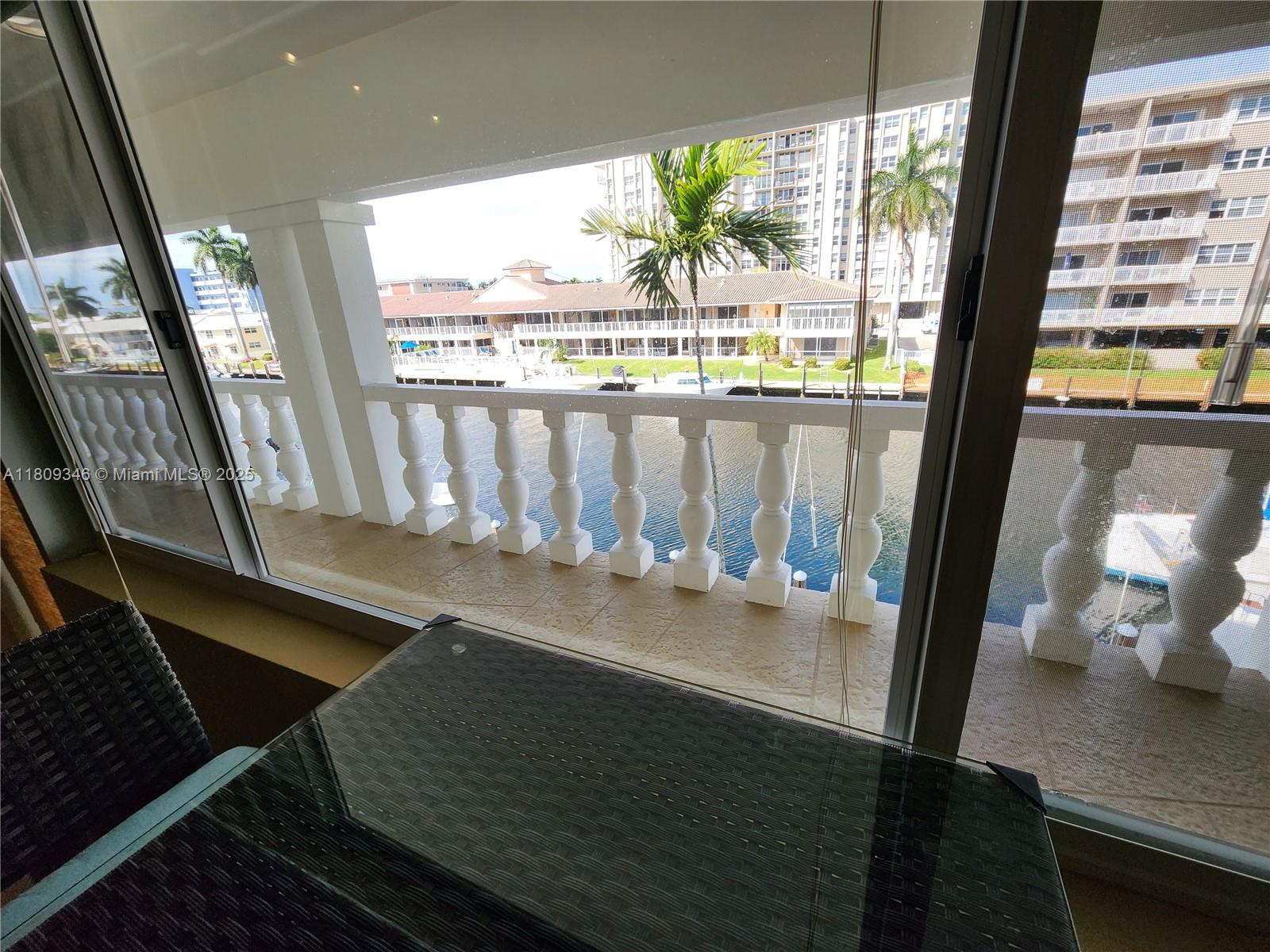 WATERSIDE ON THE INTRACOA - Residential