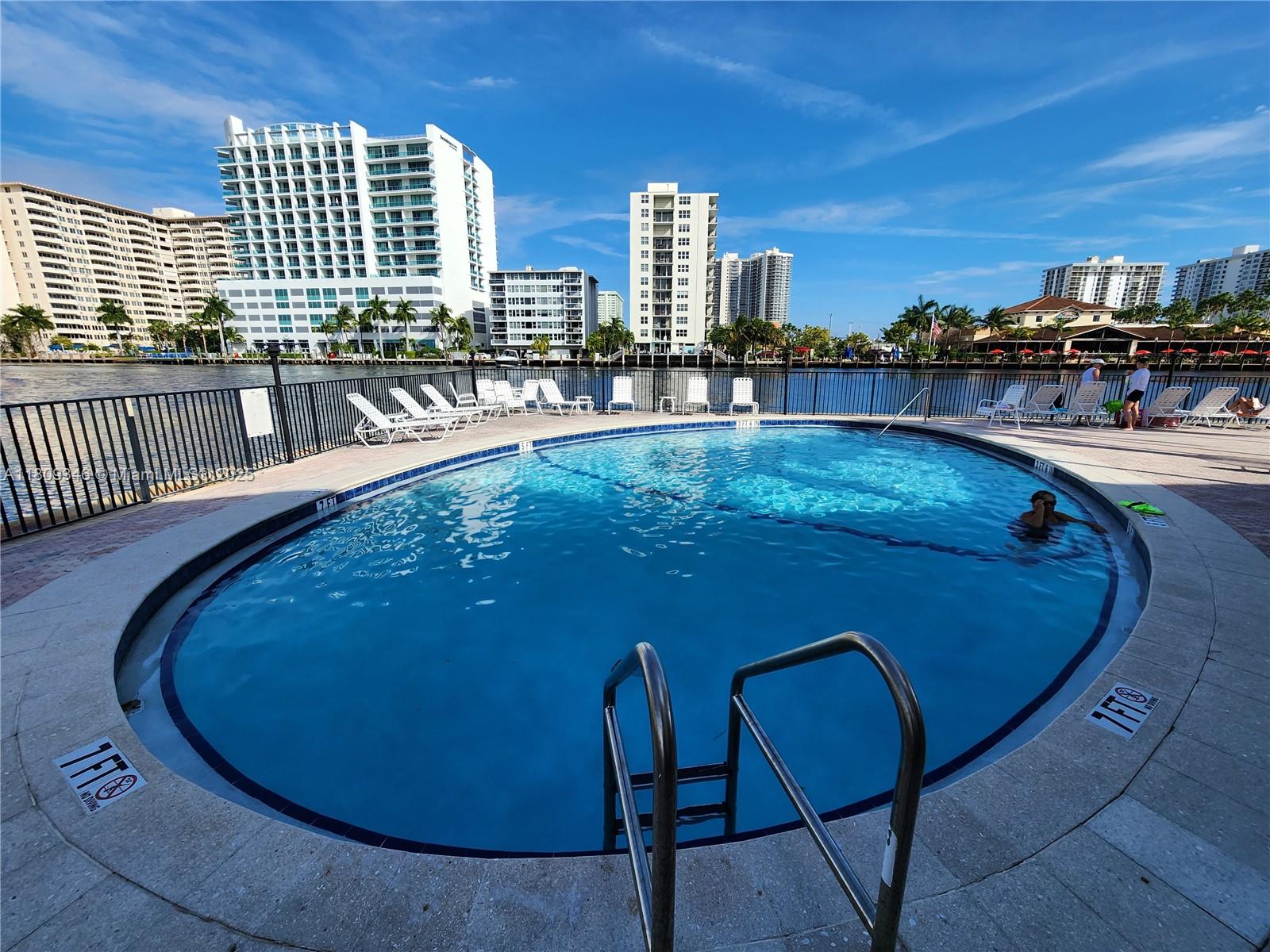 WATERSIDE ON THE INTRACOA - Residential