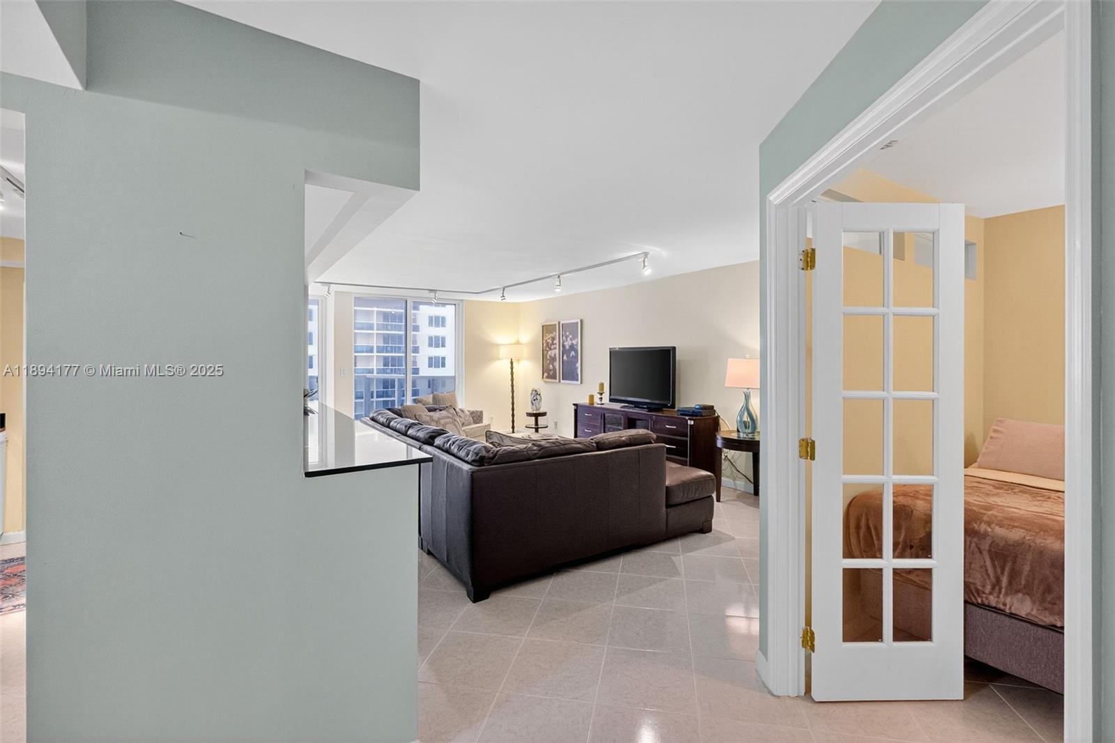 2401 Collins Ave 1406