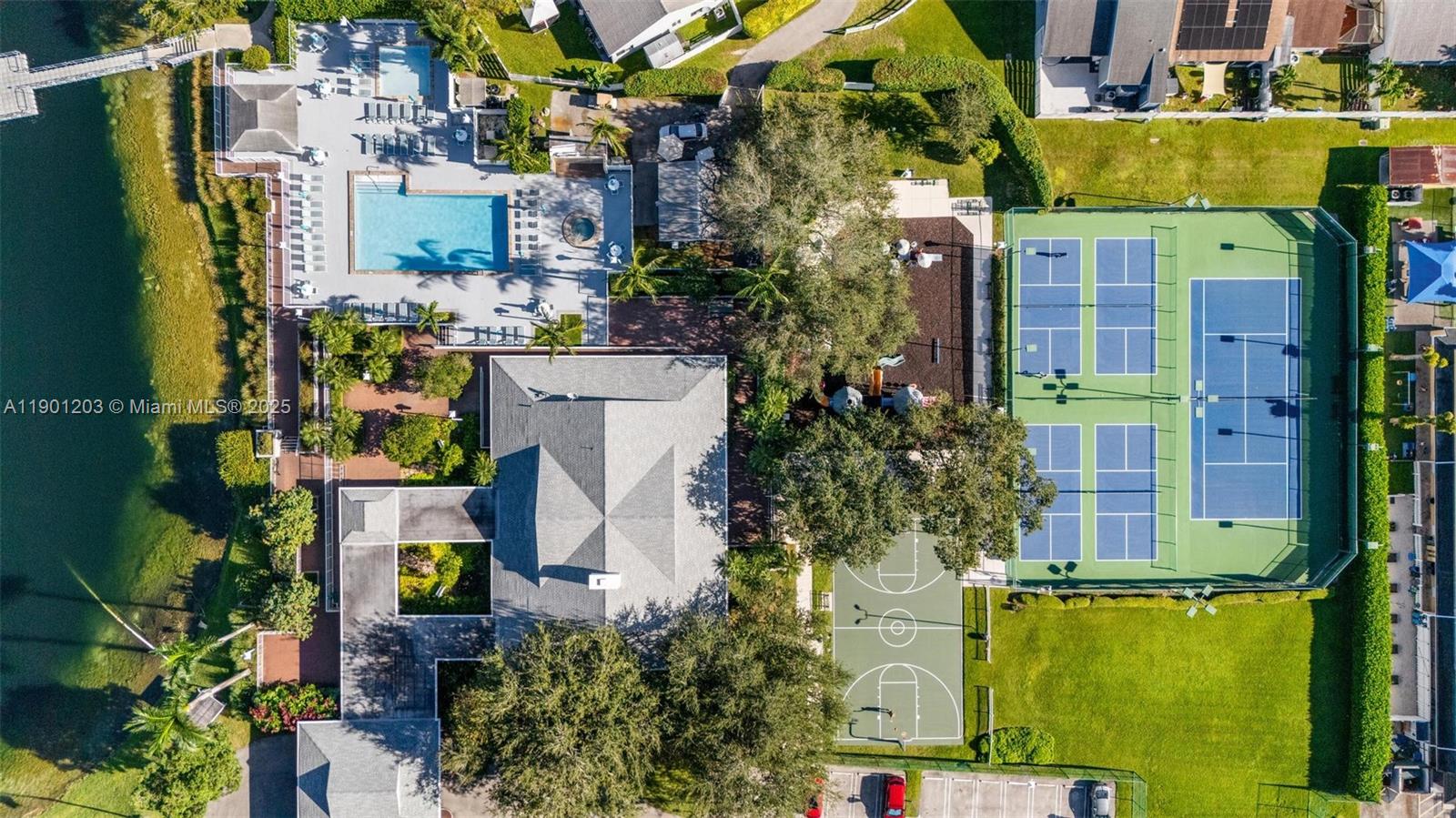 COUNTRY WALK LAKESIDE PAT - Residential