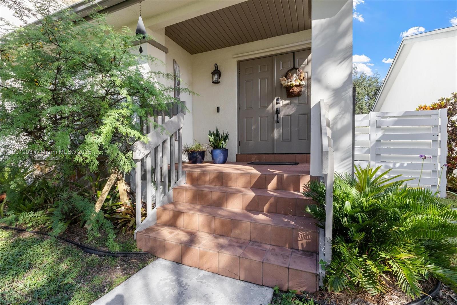 COUNTRY WALK LAKESIDE PAT - Residential