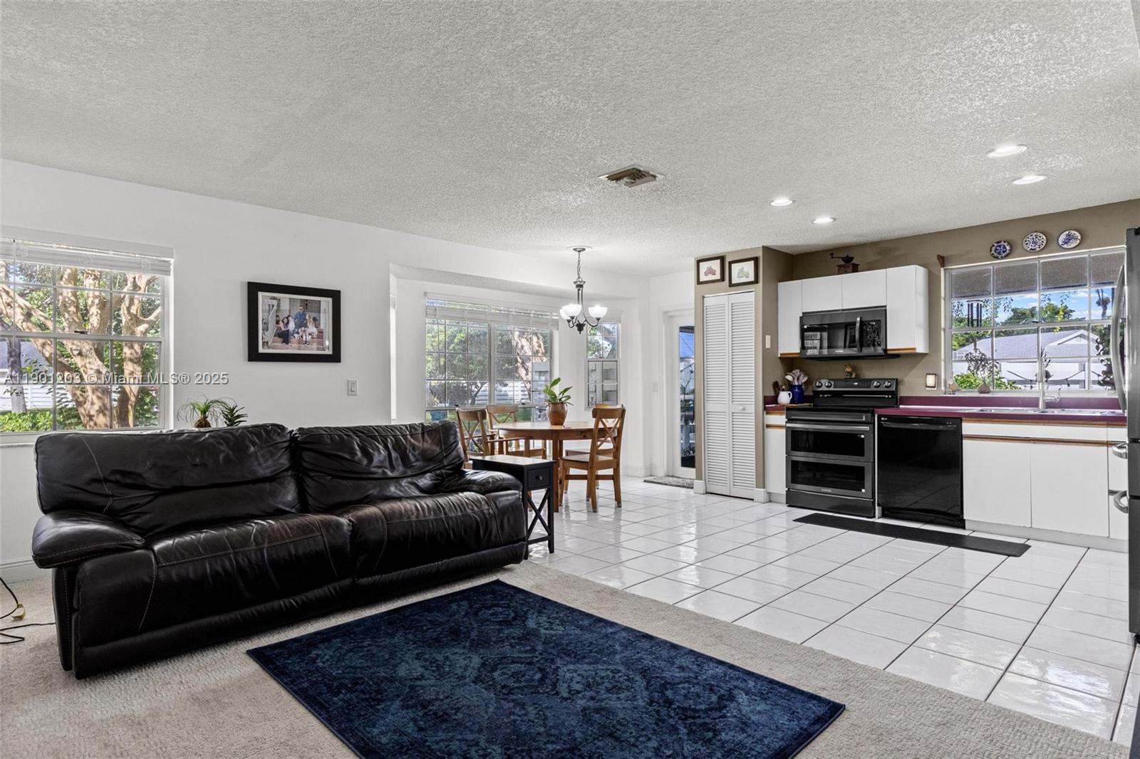 COUNTRY WALK LAKESIDE PAT - Residential