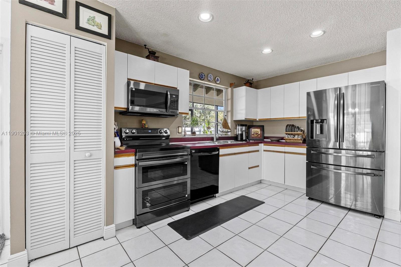 COUNTRY WALK LAKESIDE PAT - Residential