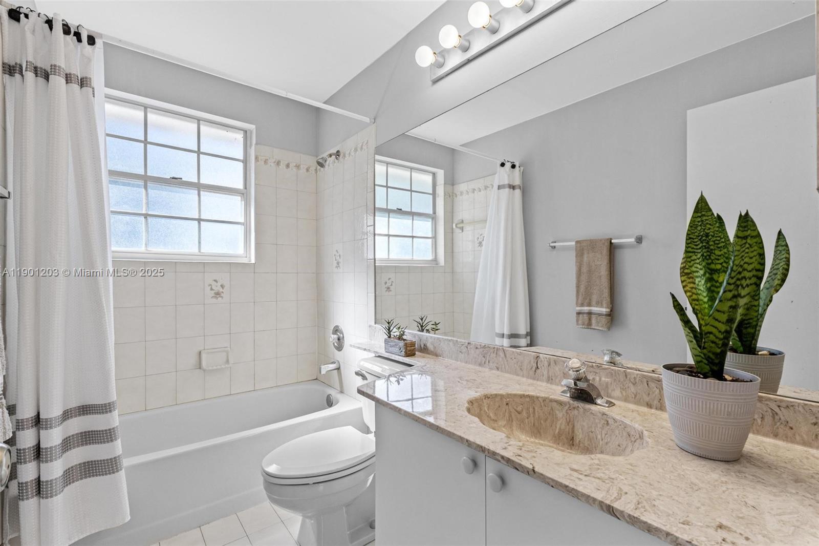 COUNTRY WALK LAKESIDE PAT - Residential