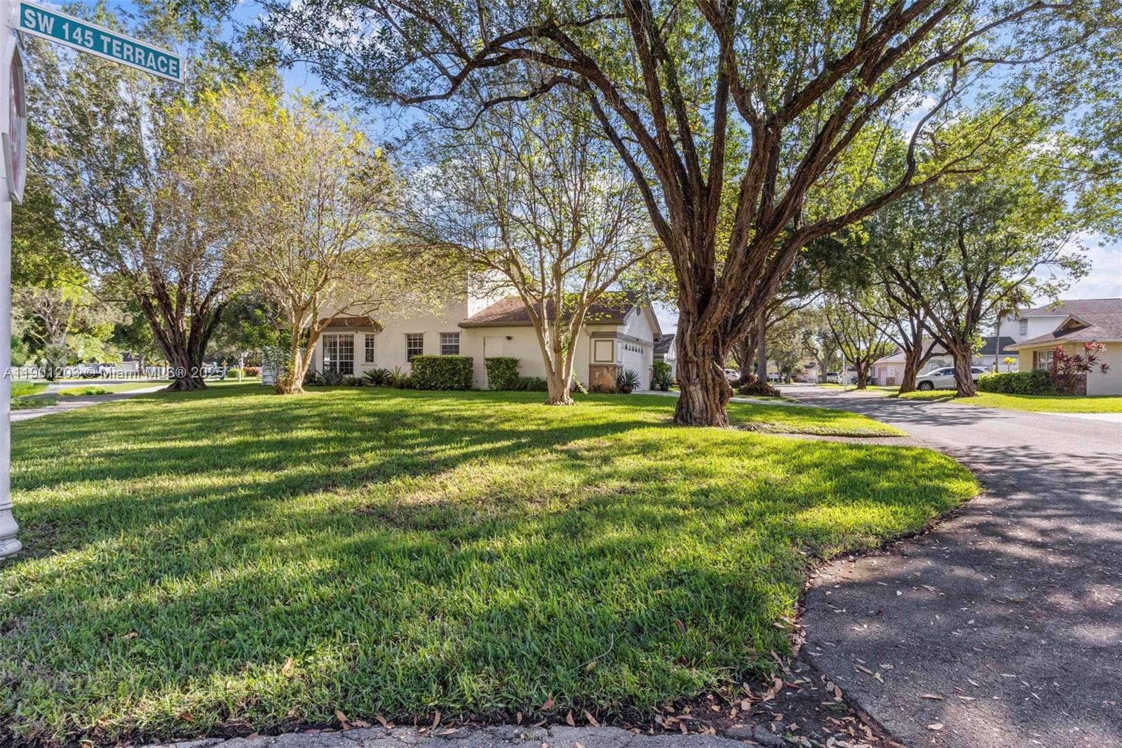 COUNTRY WALK LAKESIDE PAT - Residential
