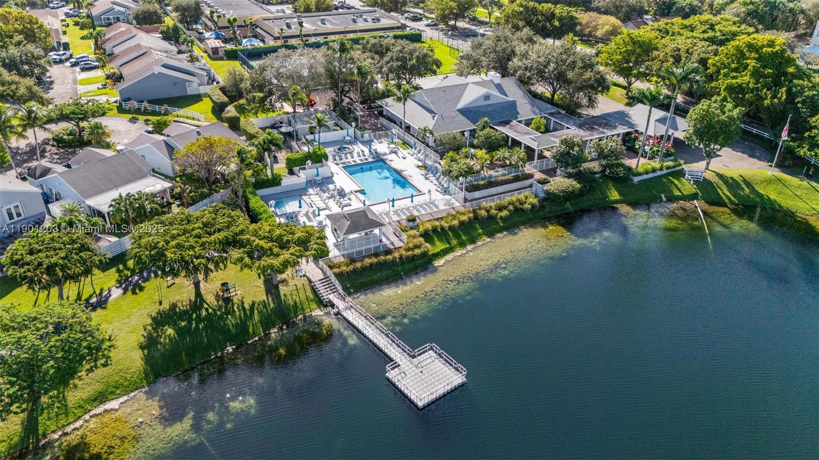 COUNTRY WALK LAKESIDE PAT - Residential