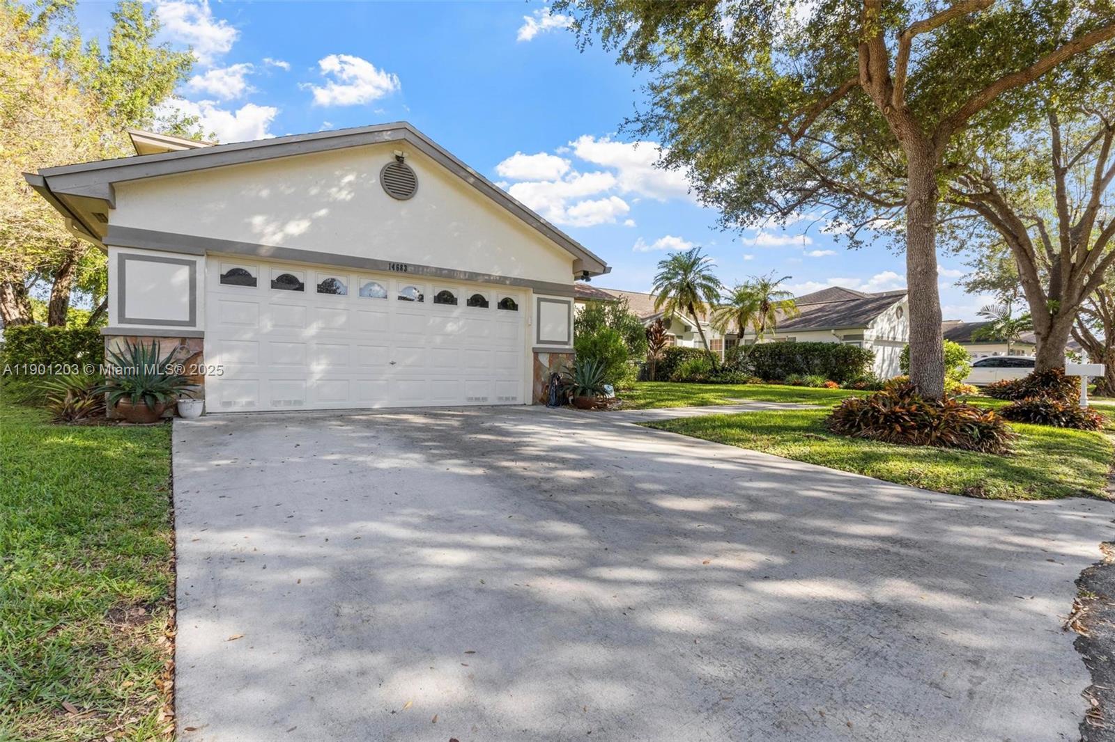 COUNTRY WALK LAKESIDE PAT - Residential