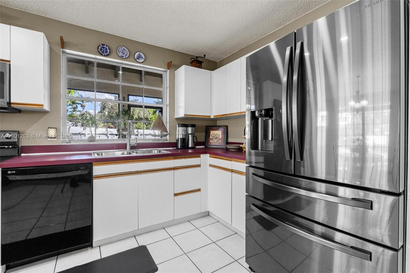 COUNTRY WALK LAKESIDE PAT - Residential