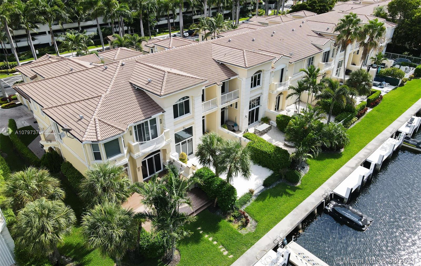 THE COURTYARDS AT THE POI - Residential